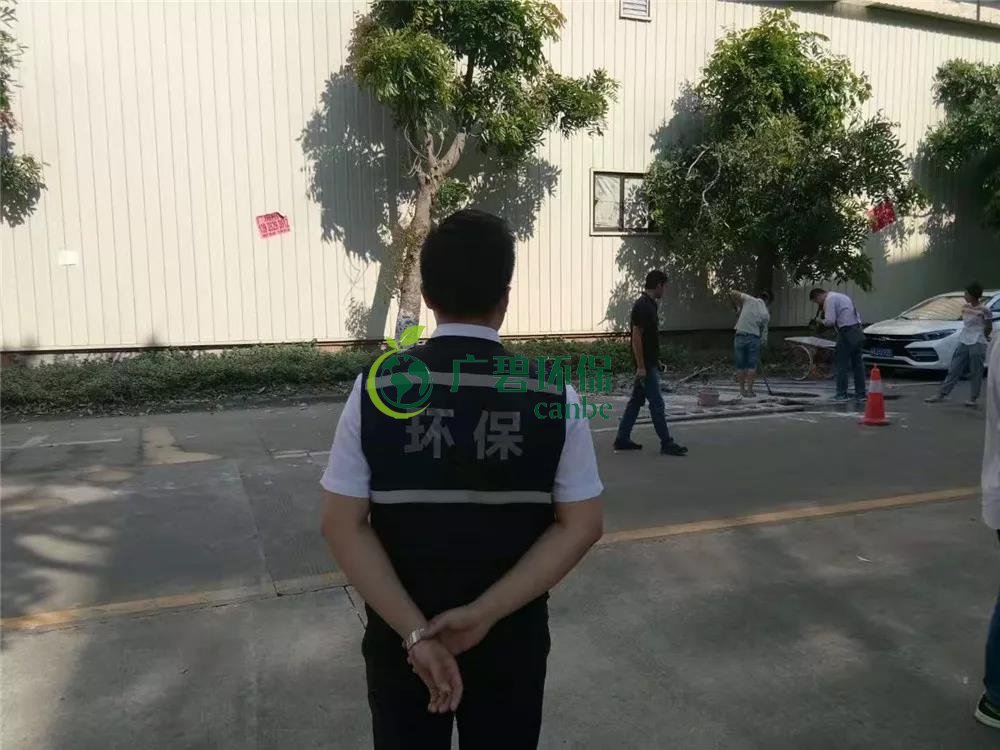 順德容桂環(huán)運(yùn)分局當(dāng)場抓到一男子偷倒玻璃廢渣到沙井(圖3)